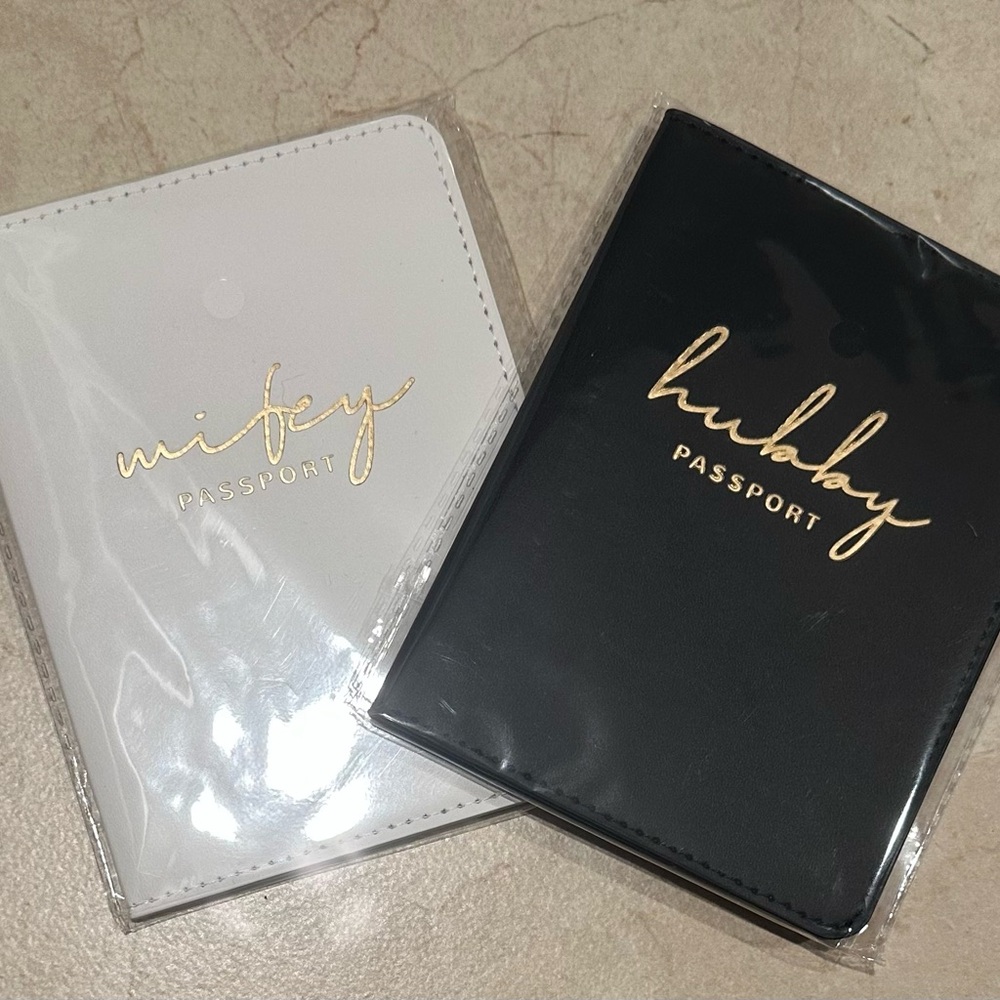 Black and White Passport Holders Set